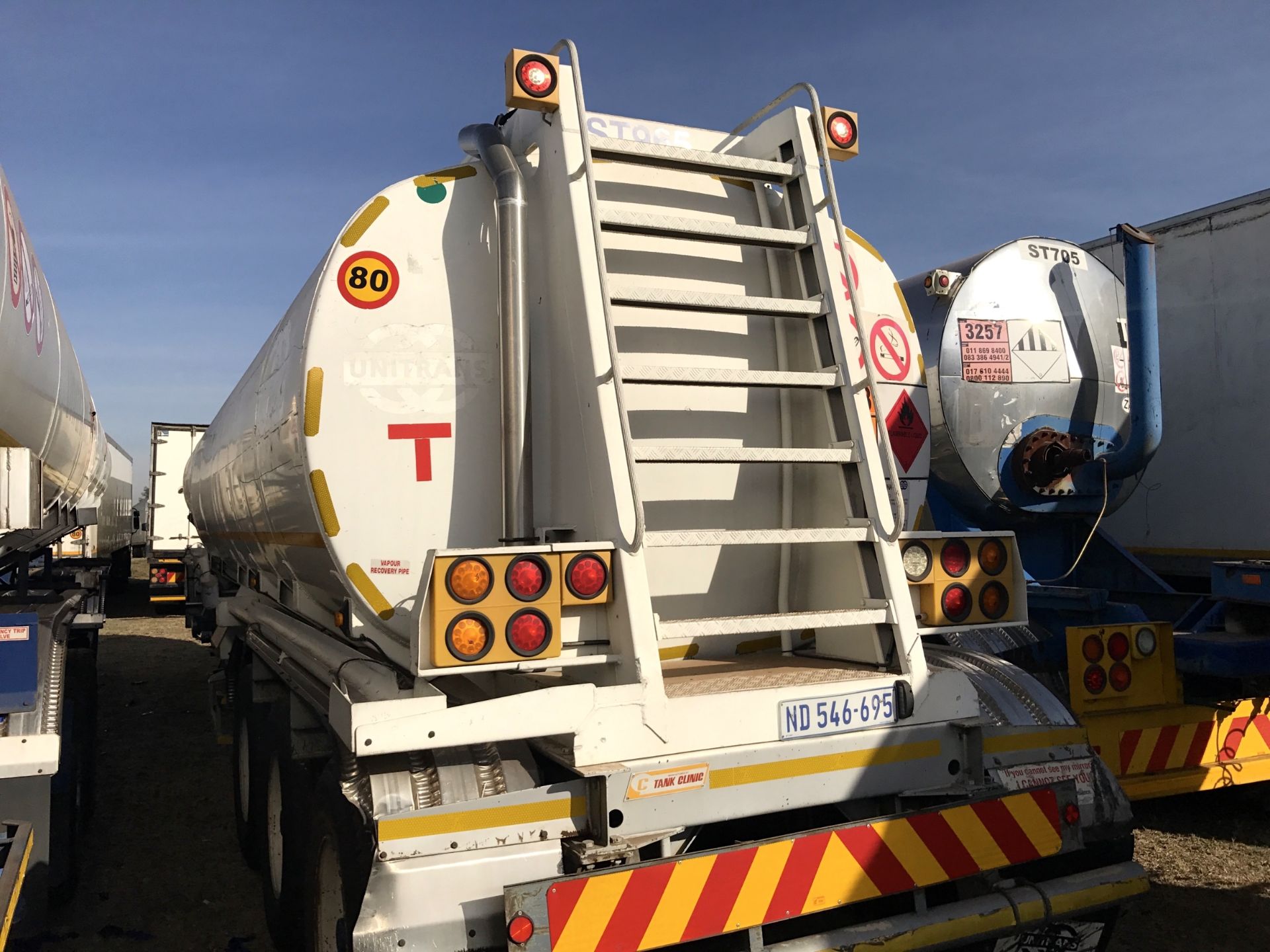 2004 TANK CLINIC TRI-AXLE ALUMINIUM TANKER TRAILER - (ND546695) - Image 3 of 3