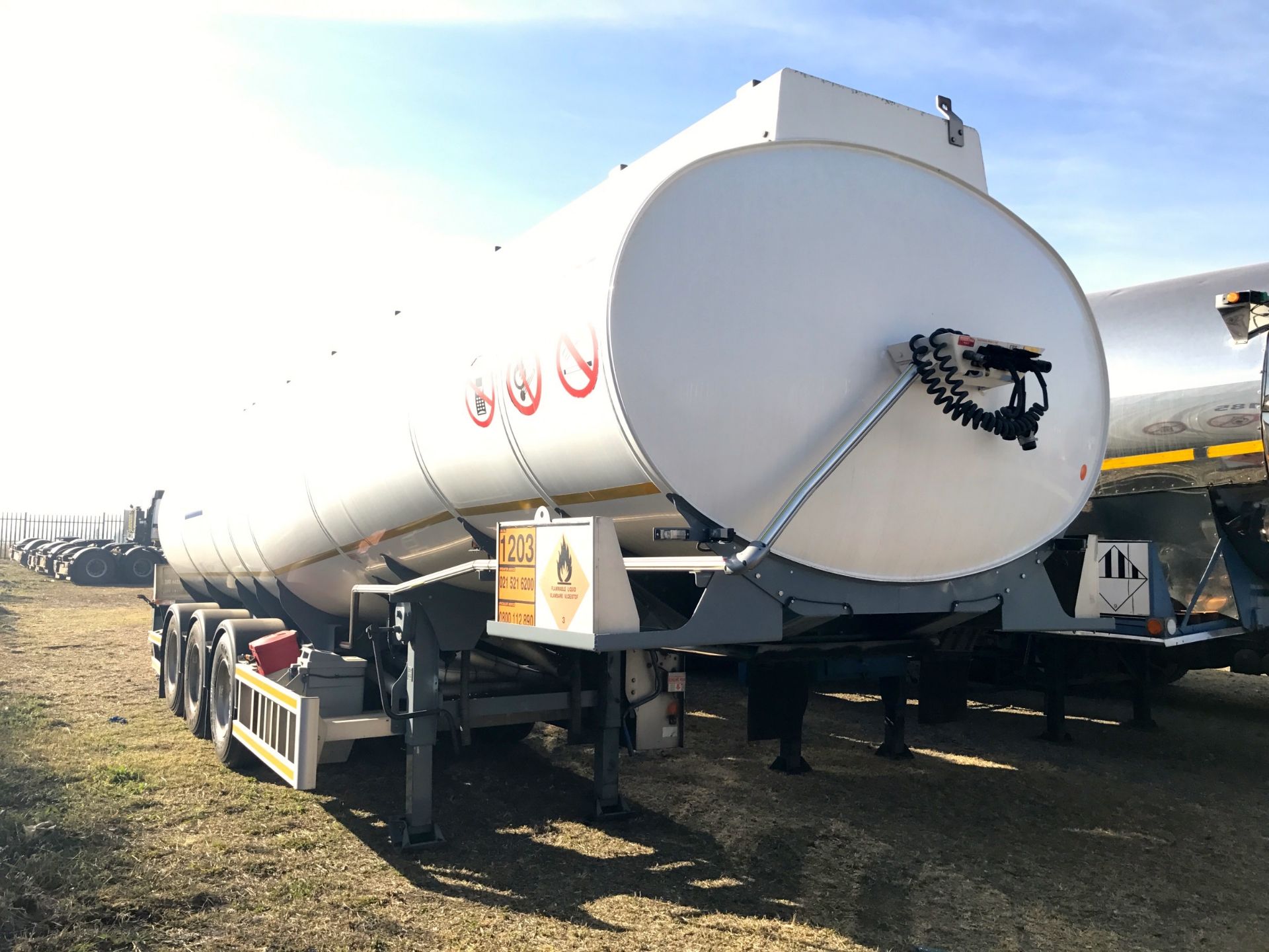 2012 GRW TRI-AXLE ALUMINIUM TANKER TRAILER - (CA313354)