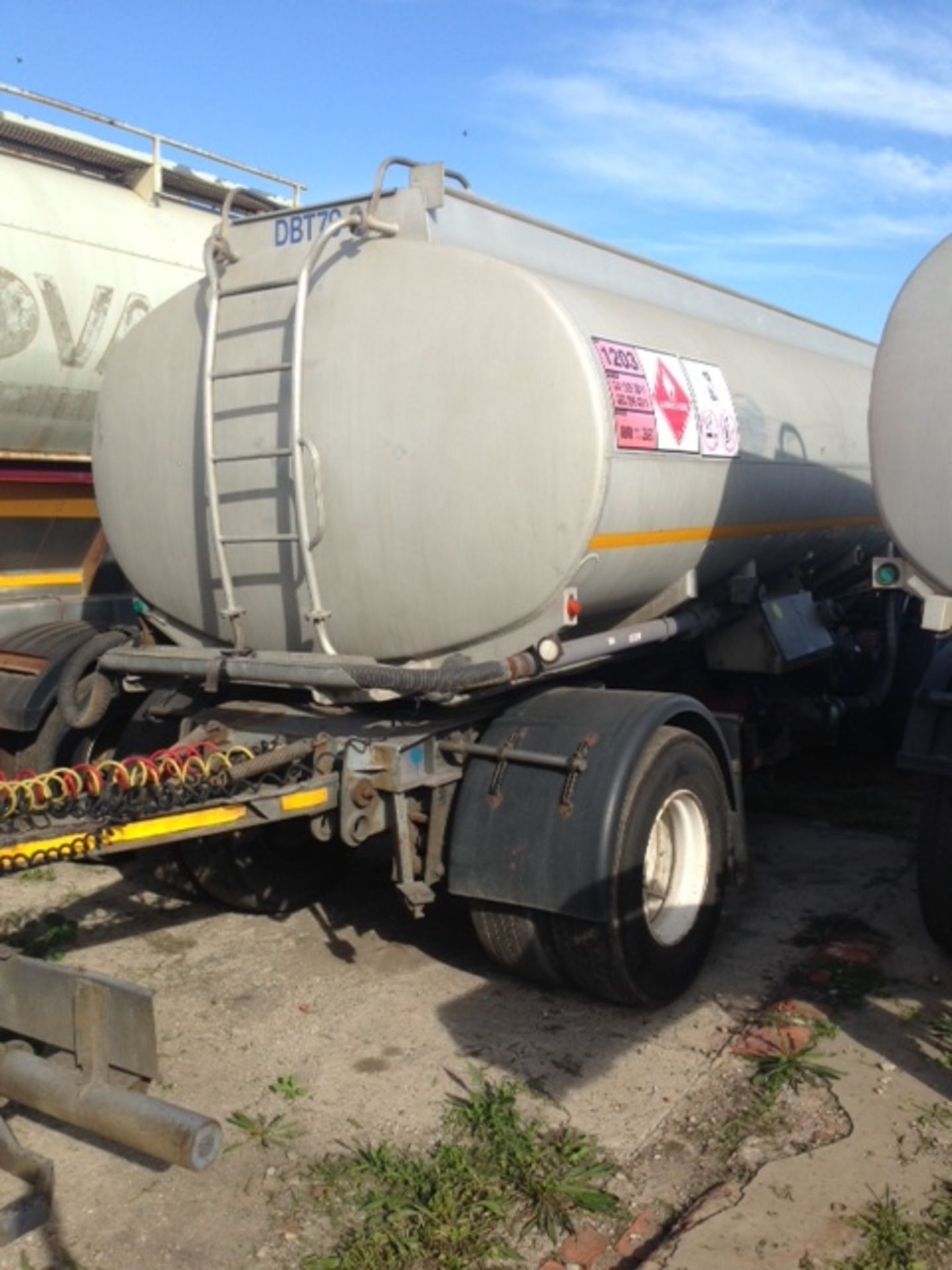 2005 TANK CLINIC TRI-AXLE D/BAR ALUMINIUM FUEL TANKER TRAILER - (DJP711EC) - Image 2 of 9