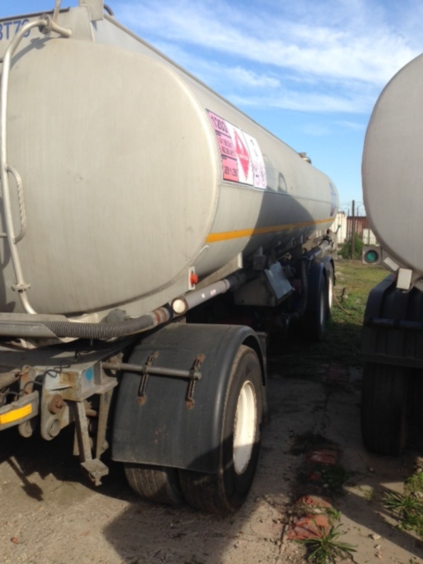 2005 TANK CLINIC TRI-AXLE D/BAR ALUMINIUM FUEL TANKER TRAILER - (DJP711EC) - Image 3 of 9