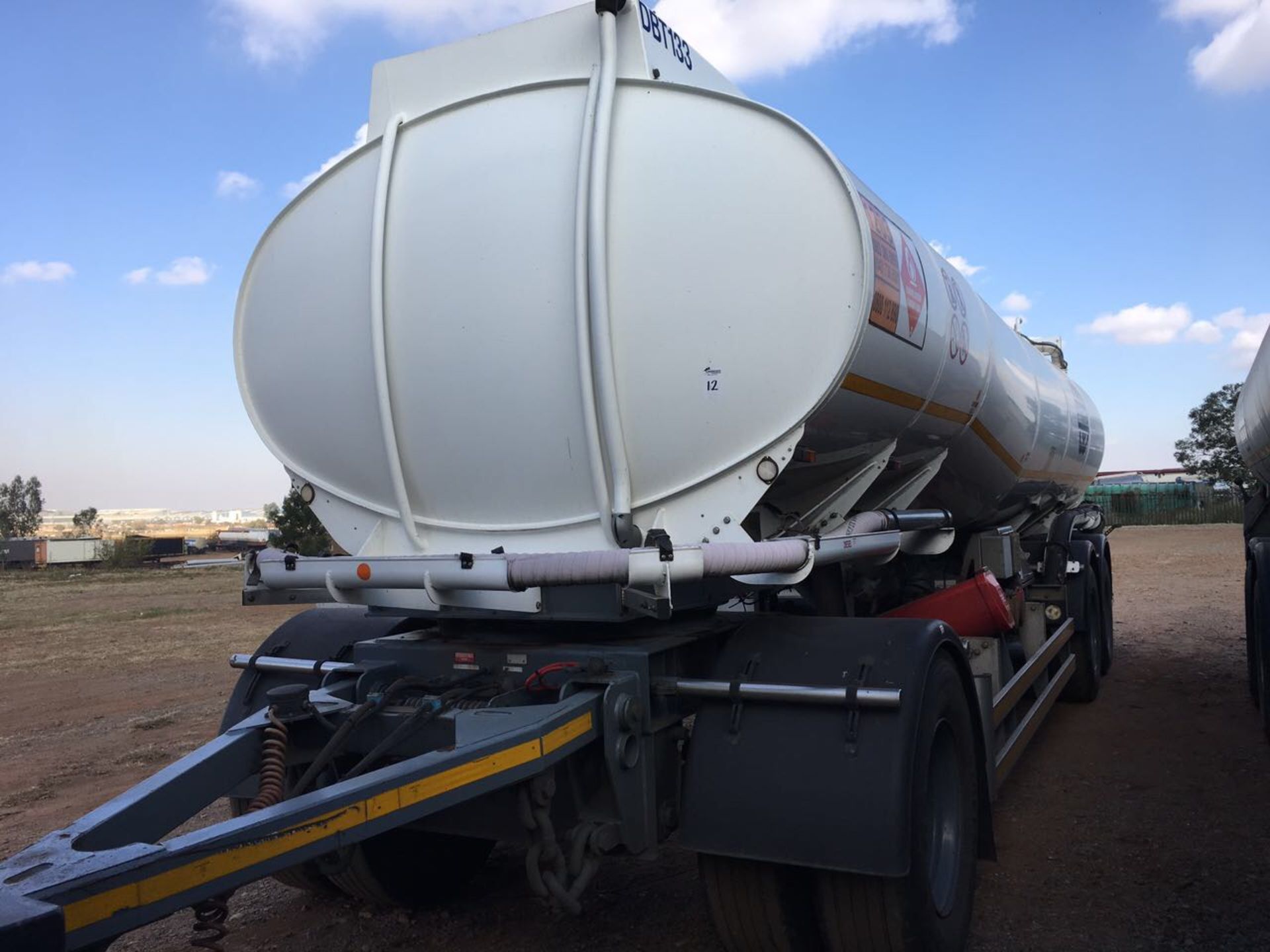 2009 GRW TRI-AXLE D/BAR ALUMINIUM FUEL TANKER TRAILER - (FJH614EC)