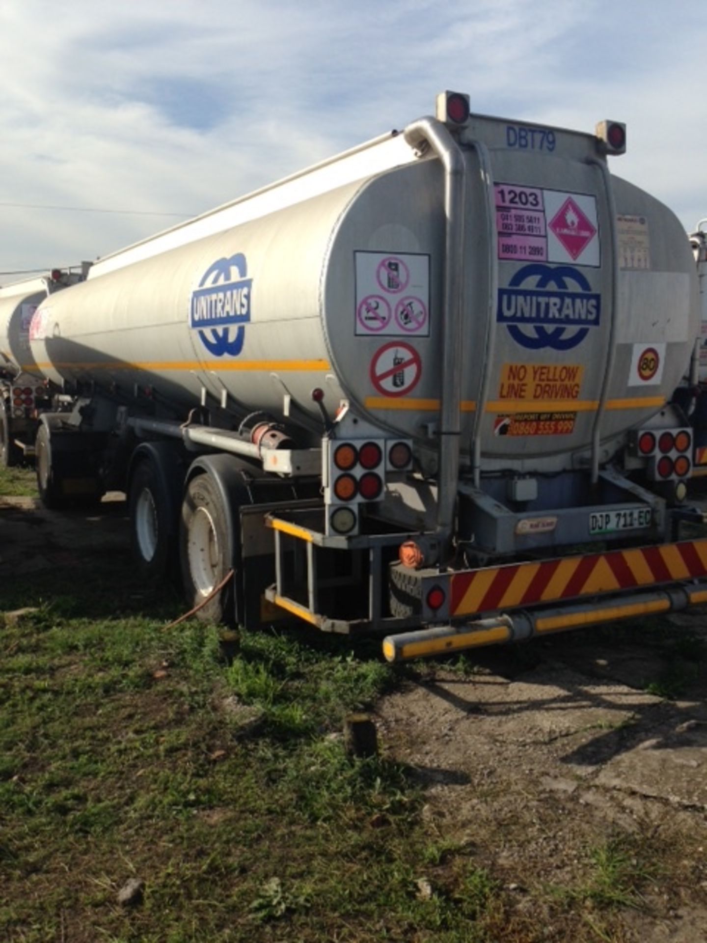 2005 TANK CLINIC TRI-AXLE D/BAR ALUMINIUM FUEL TANKER TRAILER - (DJP711EC) - Image 4 of 9