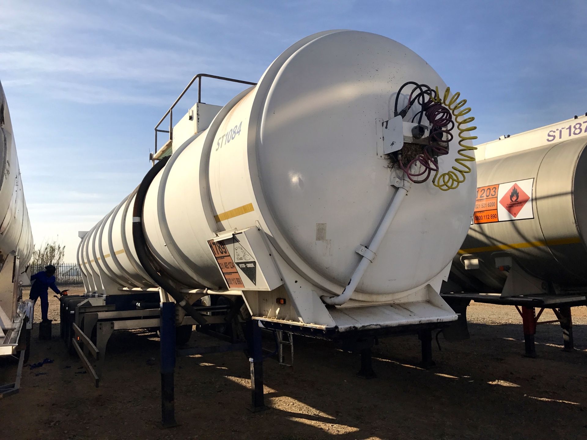 2011 CAM TRI-AXLE HCL TRAILER - (ND458271)