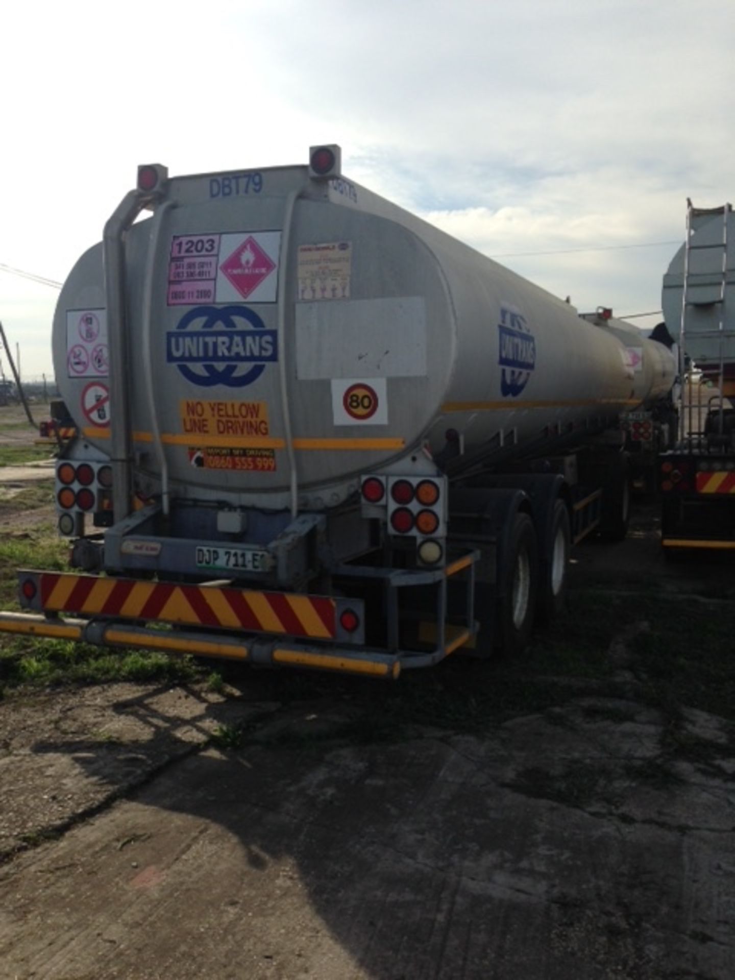 2005 TANK CLINIC TRI-AXLE D/BAR ALUMINIUM FUEL TANKER TRAILER - (DJP711EC) - Image 5 of 9