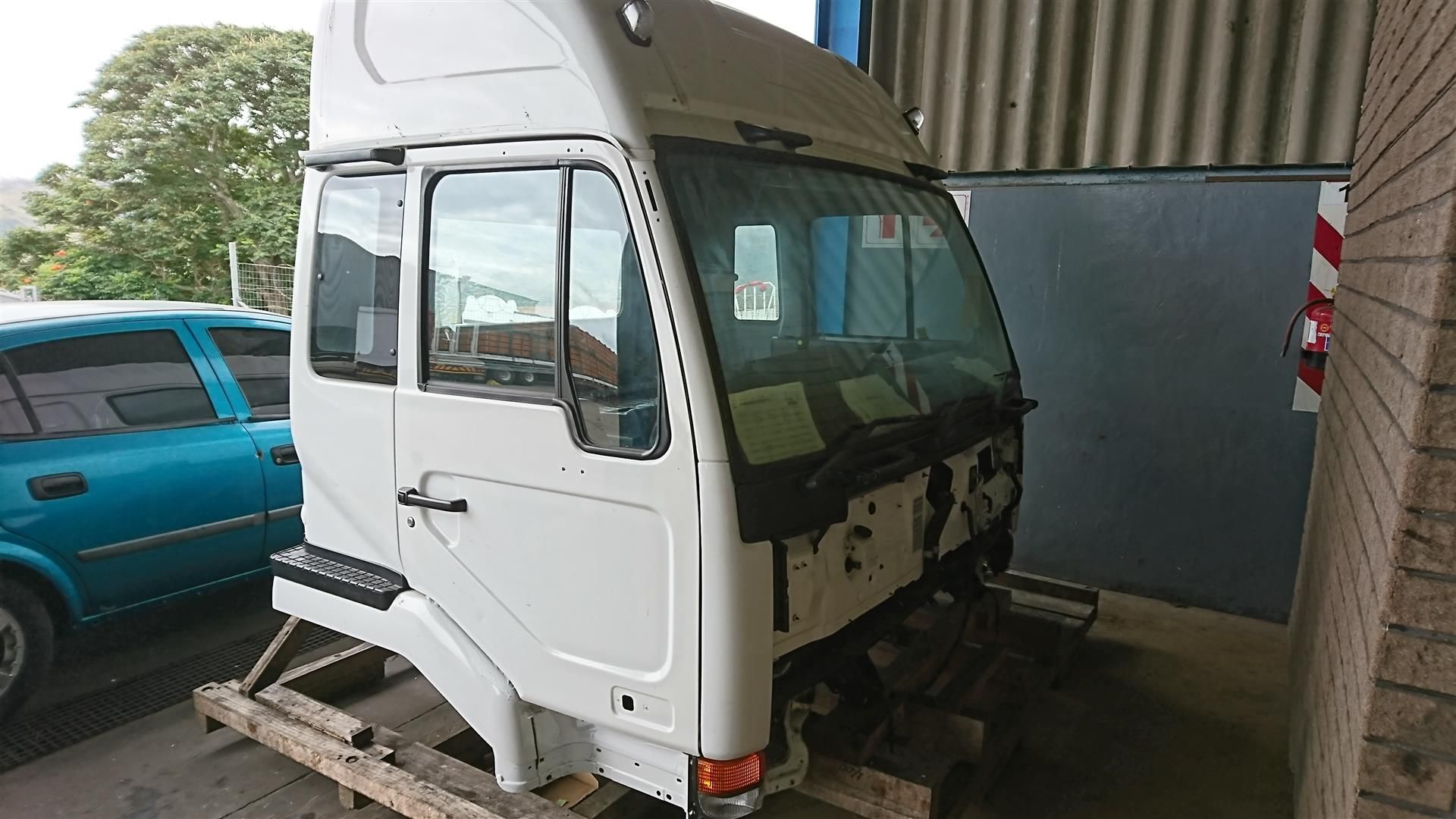 NISSAN UD440 HI ROOF CAB ONLY (LOC: HAMMARSDALE, KZN) - ()