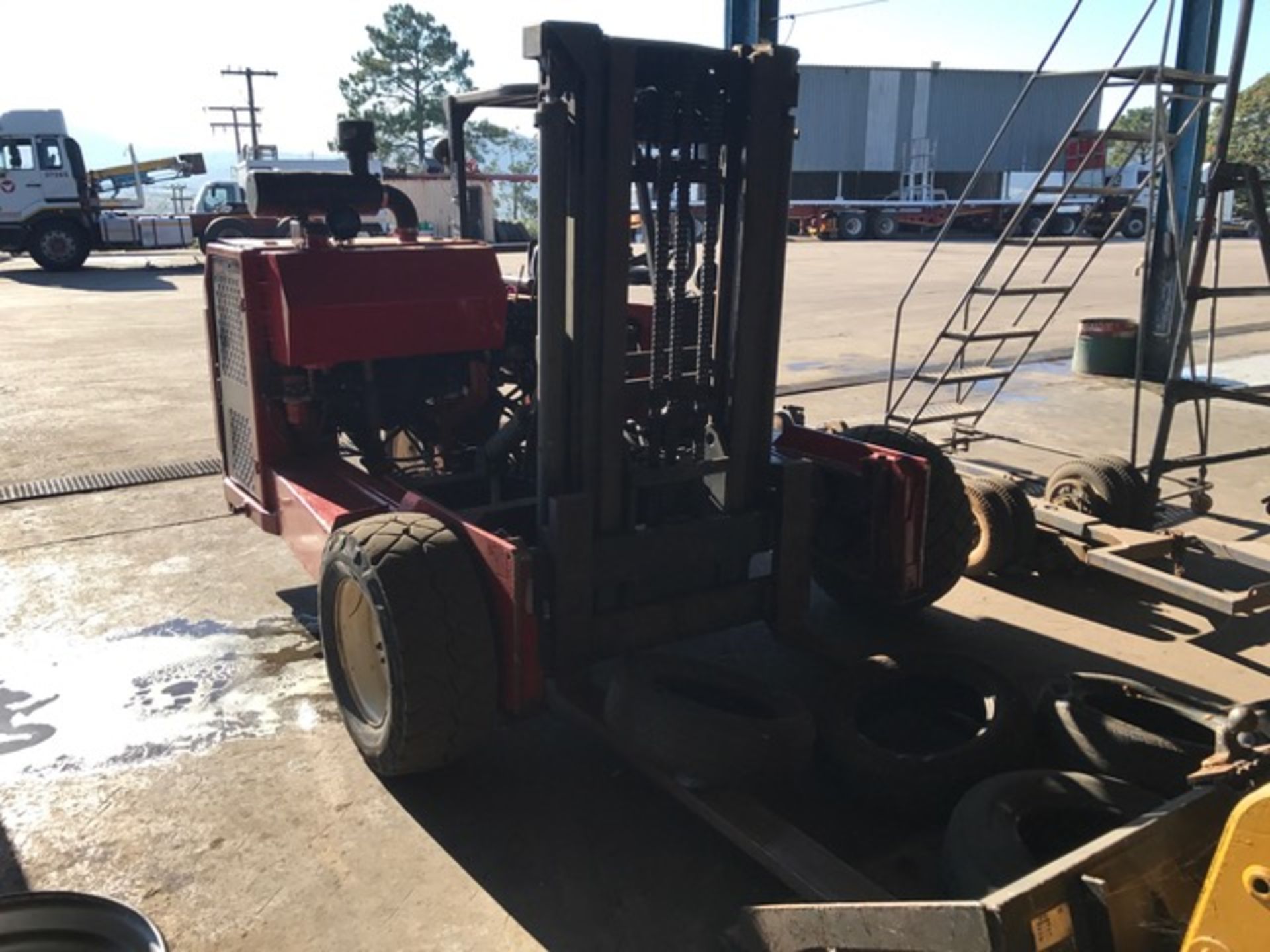 2010 MOFFETT FORKLIFT (LOC: HAMMARSDALE, KZN) (11,651HRS) - (N/A)