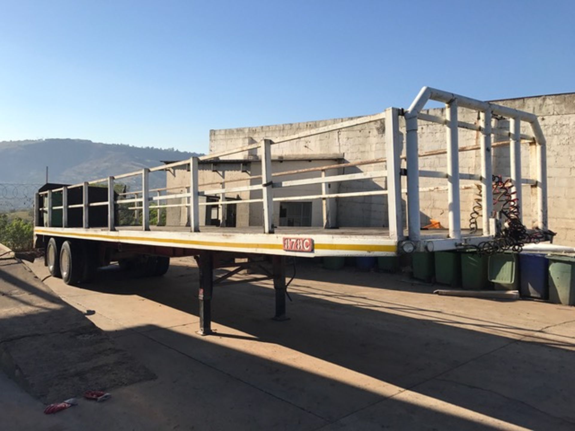 1989 HENRED D/AXLE F/DECK TRAILER WITH TAIL LIFT (LOC: HAMMARSDALE, KZN) - (NC22485)