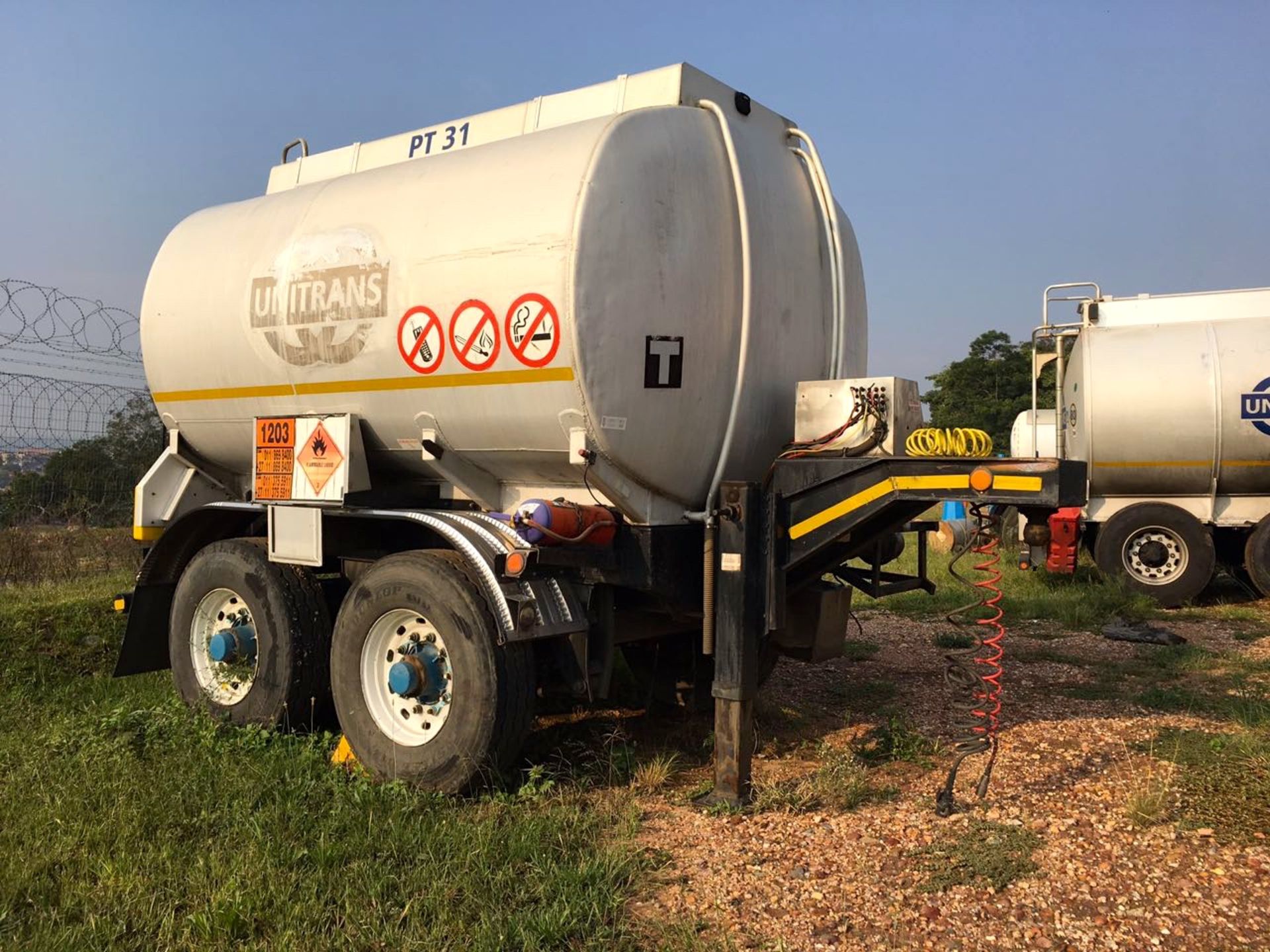 2001 TANK CLINIC D/AXLE ALUMINIUM PUP FUEL TANKER (LOC: TULISA PARK, JHB) - (MKW958GP)