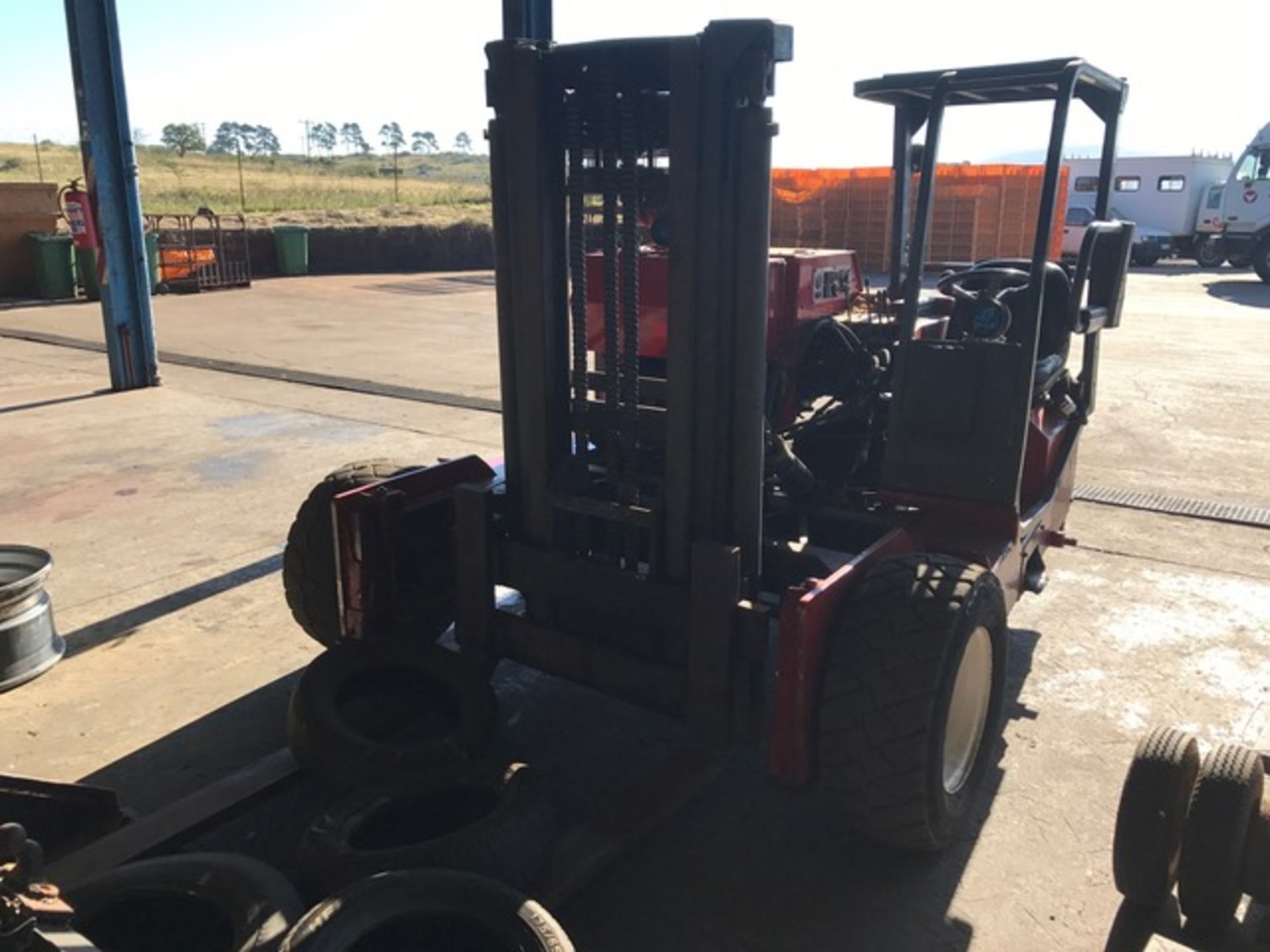 2010 MOFFETT FORKLIFT (LOC: HAMMARSDALE, KZN) (11,651HRS) - (N/A) - Image 2 of 5