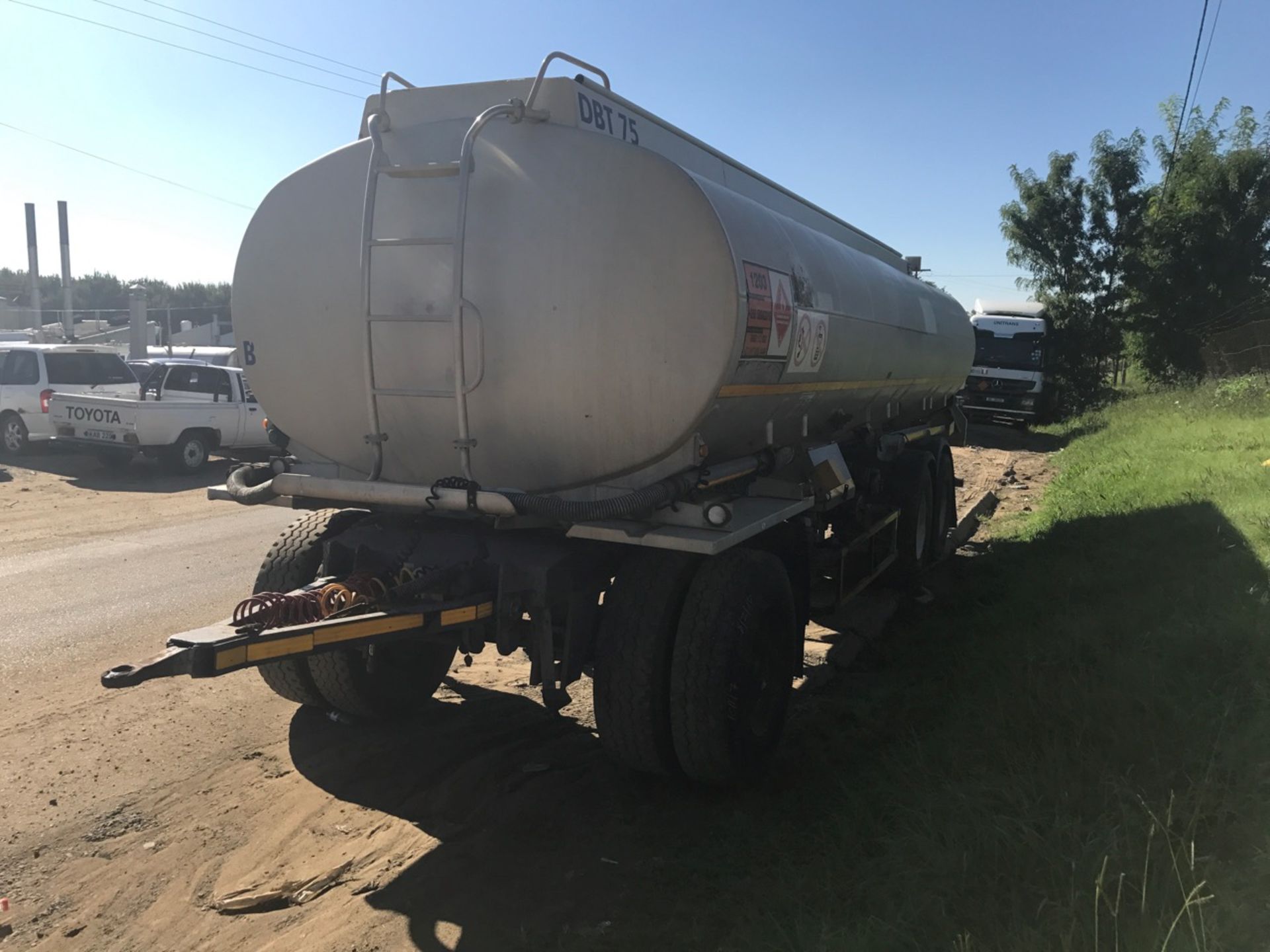 2005 GRW TRI-AXLE D/BAR ALUMINIUM FUEL TANKER TRAILER (LOC: MASERU, LESOTHO) - (RYG059GP) - Image 2 of 7