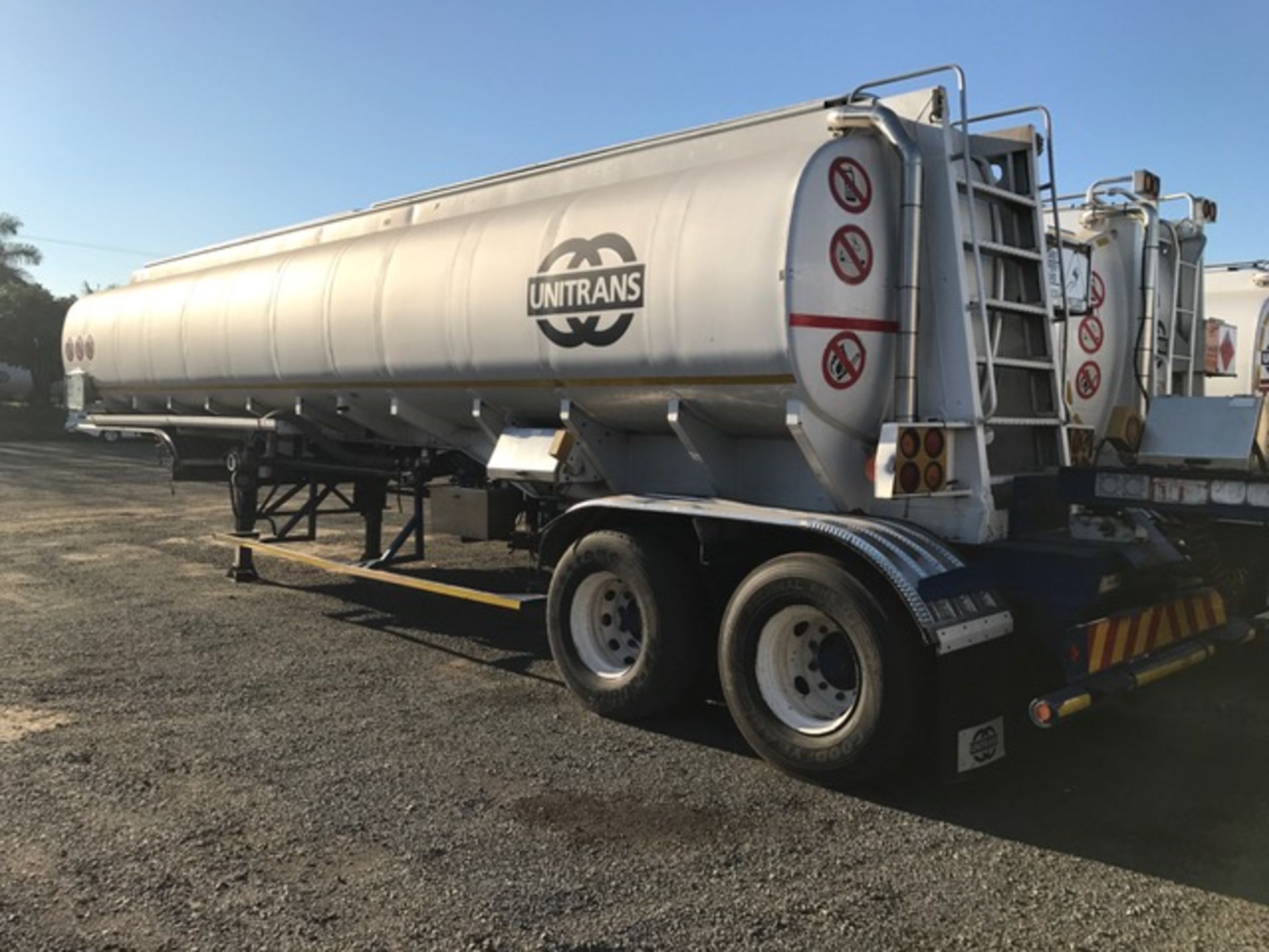 2004 TANK CLINIC D/AXLE ALUMINIUM TANKER TRAILER WITH D/AXLE ALUMINIUM PUP (LOC: DARNALL, KZN) - ( - Image 8 of 17