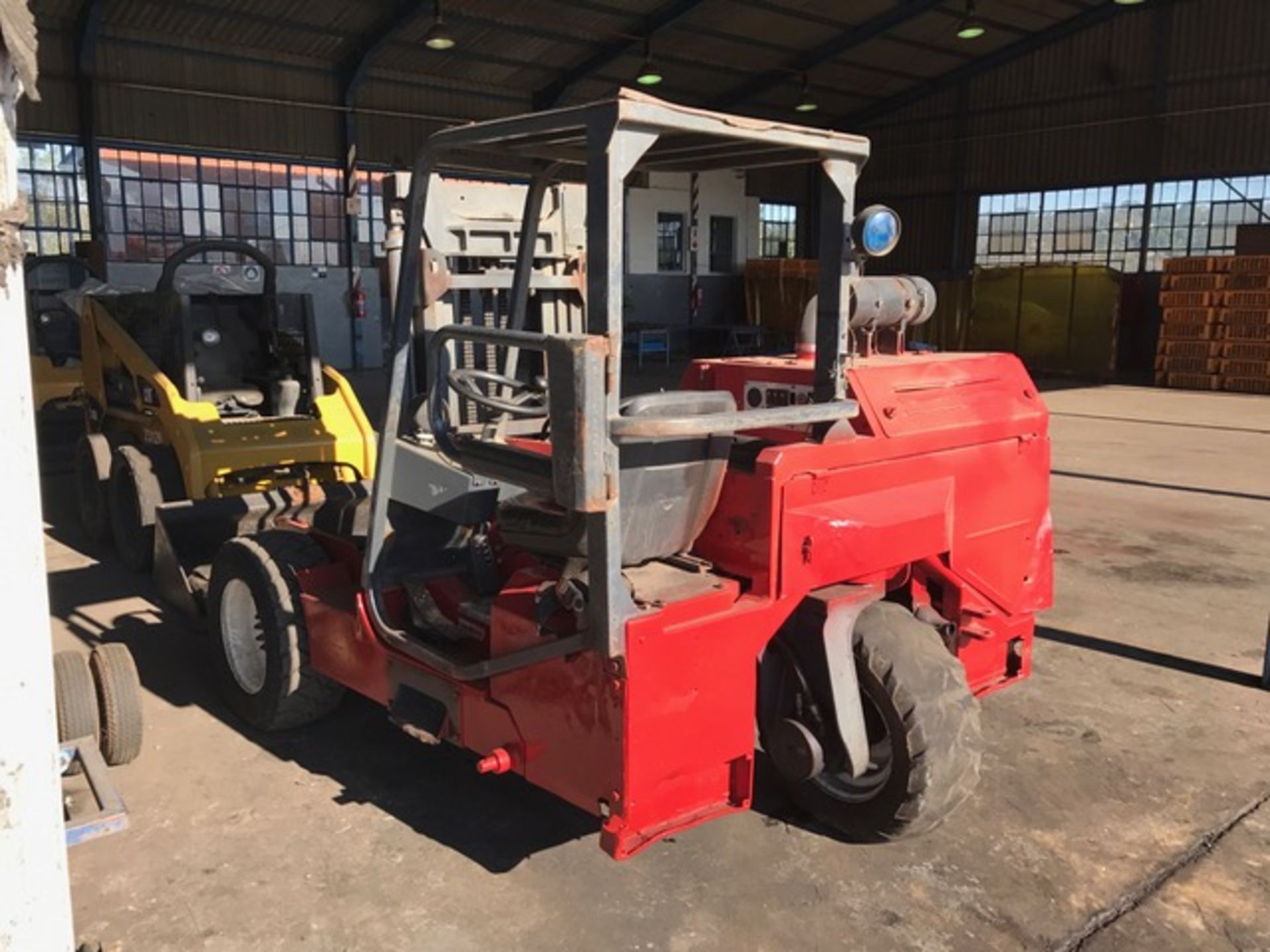 2010 MOFFETT FORKLIFT (LOC: HAMMARSDALE, KZN) (11,651HRS) - (N/A) - Image 3 of 5