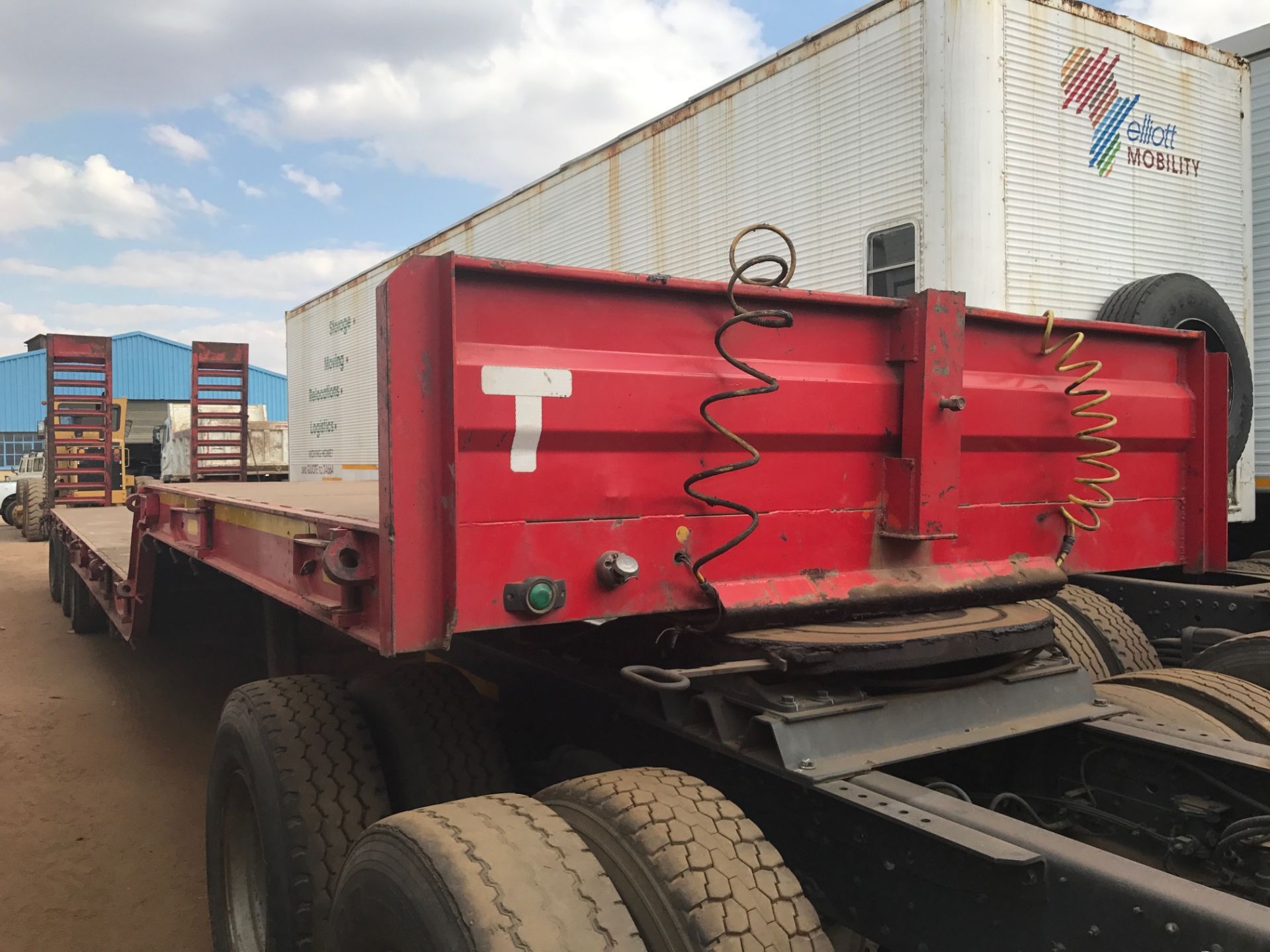 2012 UBT TRI-AXLE LOWBED TRAILER - (CH28WZGP)