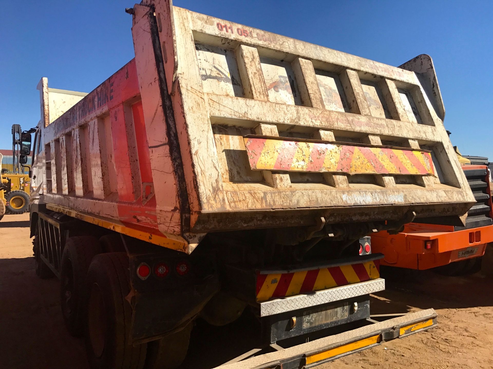 2012 MITSUBISHI FUSO 26-350 10 CUBE TIPPER - (CM79FZGP) - Image 3 of 3