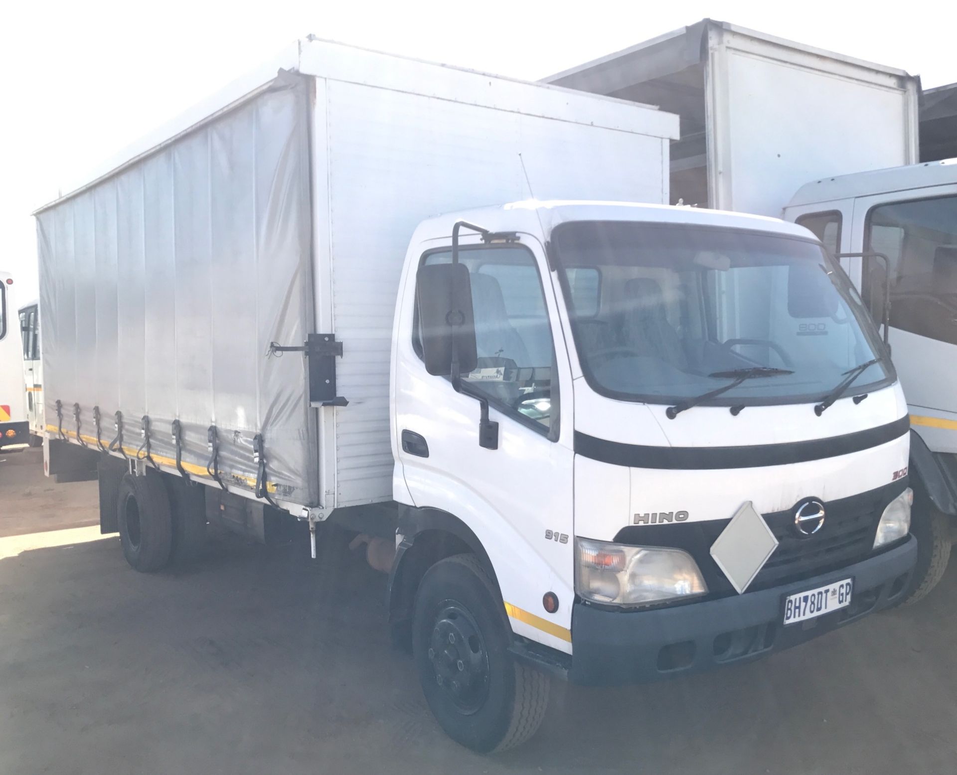 2011 TOYOTA HINO 300 915 TAUTLINER - (BH78DTGP)
