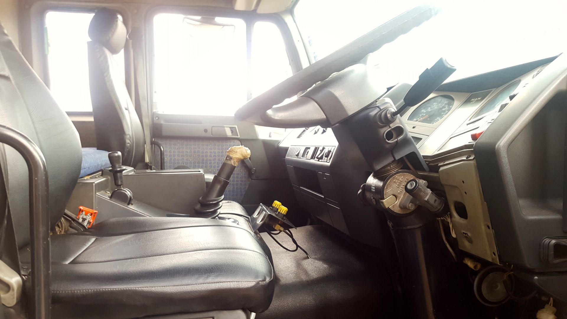 2005 MAN 18-284 CREW CAB F/DECK WITH CONTAINER LOCKS - (DM47VMGP) - Bild 2 aus 5