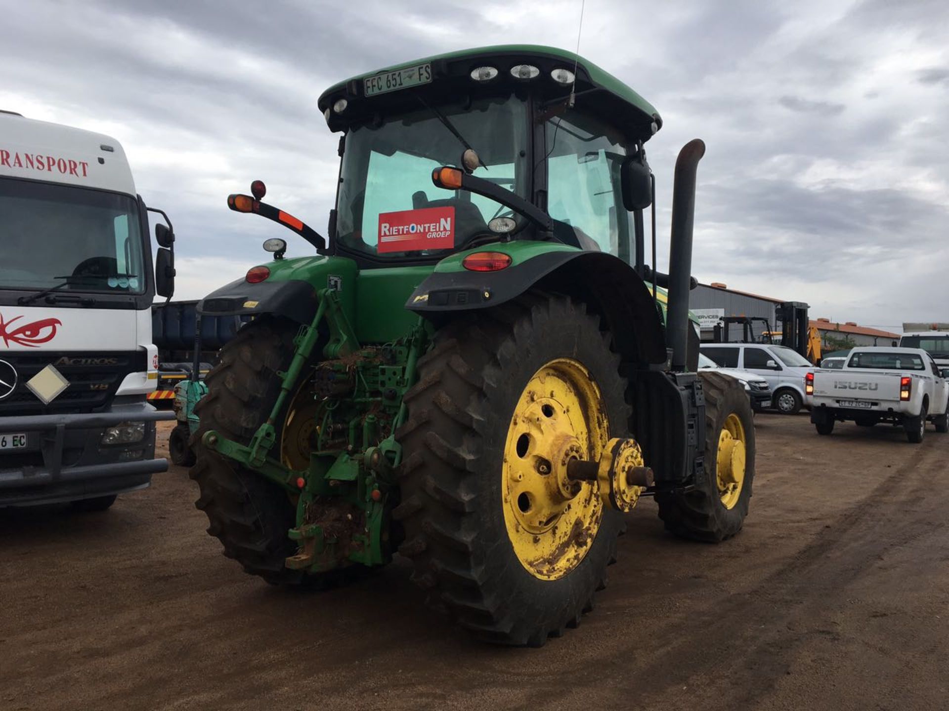 2012 JOHN DEERE 7215R 4X4 TRACTOR - (FFC651FS) - Image 8 of 9