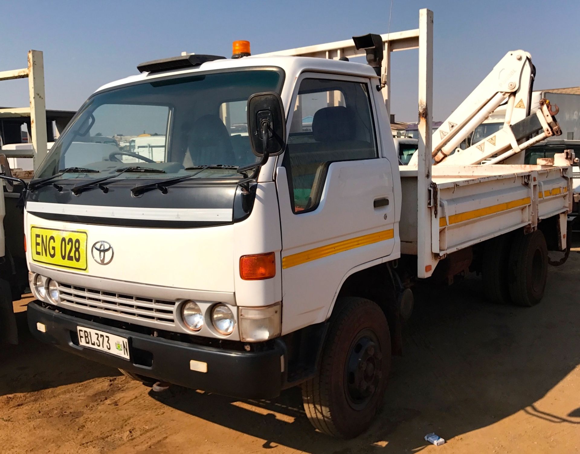 2001 TOYOTA DYNA 7-145 D/SIDE WITH CRANE - (FBL373N)