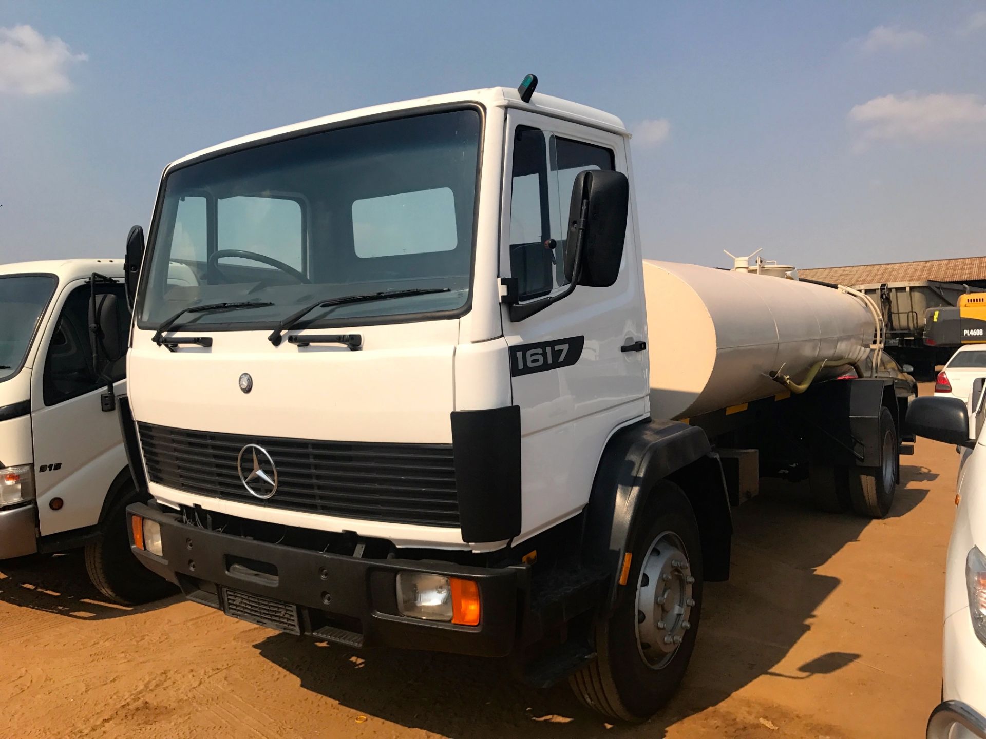 1992 M/BENZ 1617 8,000L WATER TANKER - (BLD876GP)