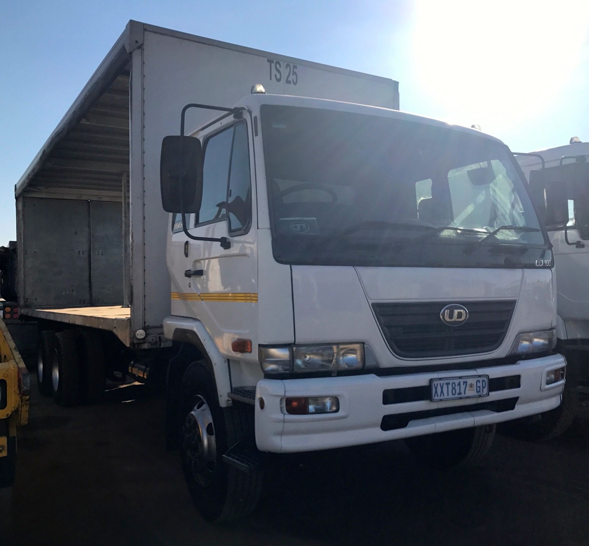 2009 NISSAN UD100 6X2 TAUTLINER (NO CURTAINS) - (XXT817GP )