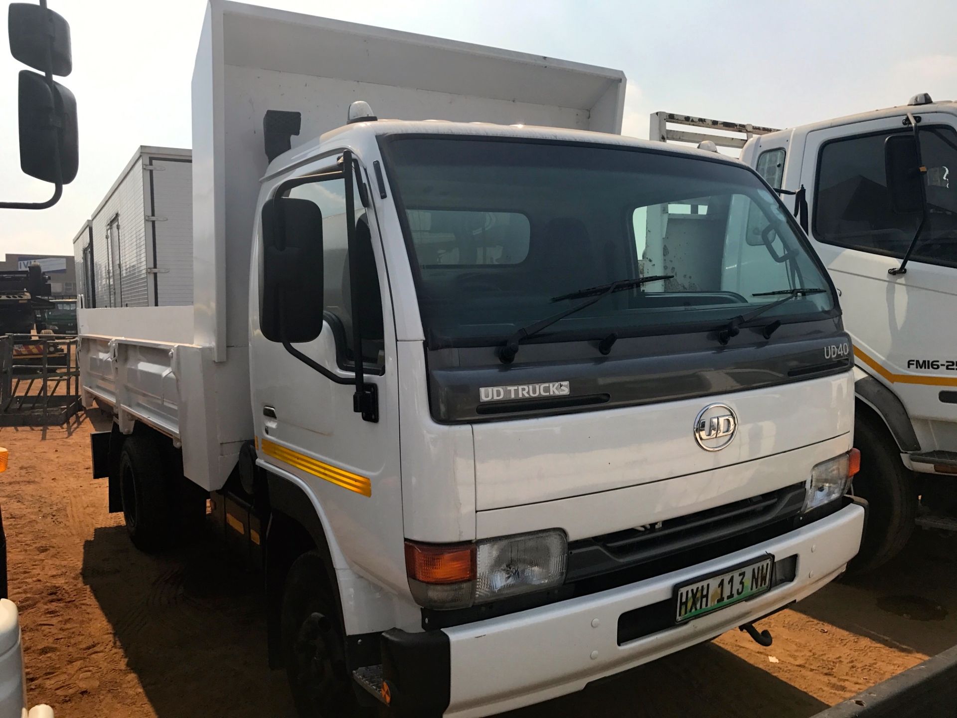 2012 NISSAN UD40 4 CUBE TIPPER - (HXH113NW)