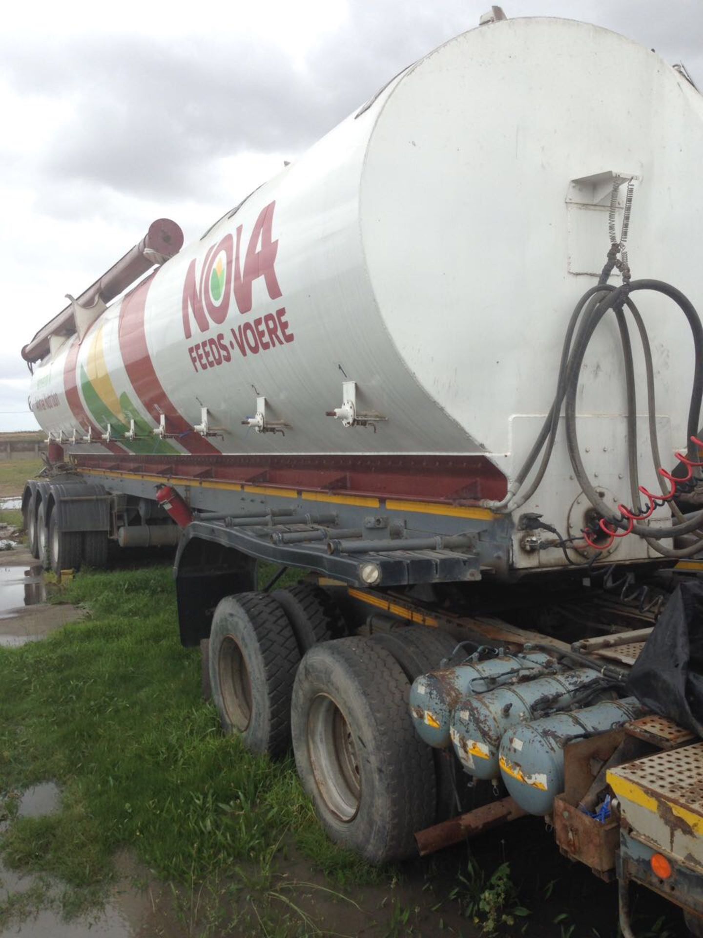 2009 TEE TRI/AXLE BULK FEED AUGER TRAILER (ACCIDENT DAMAGE) - (YCM742GP)