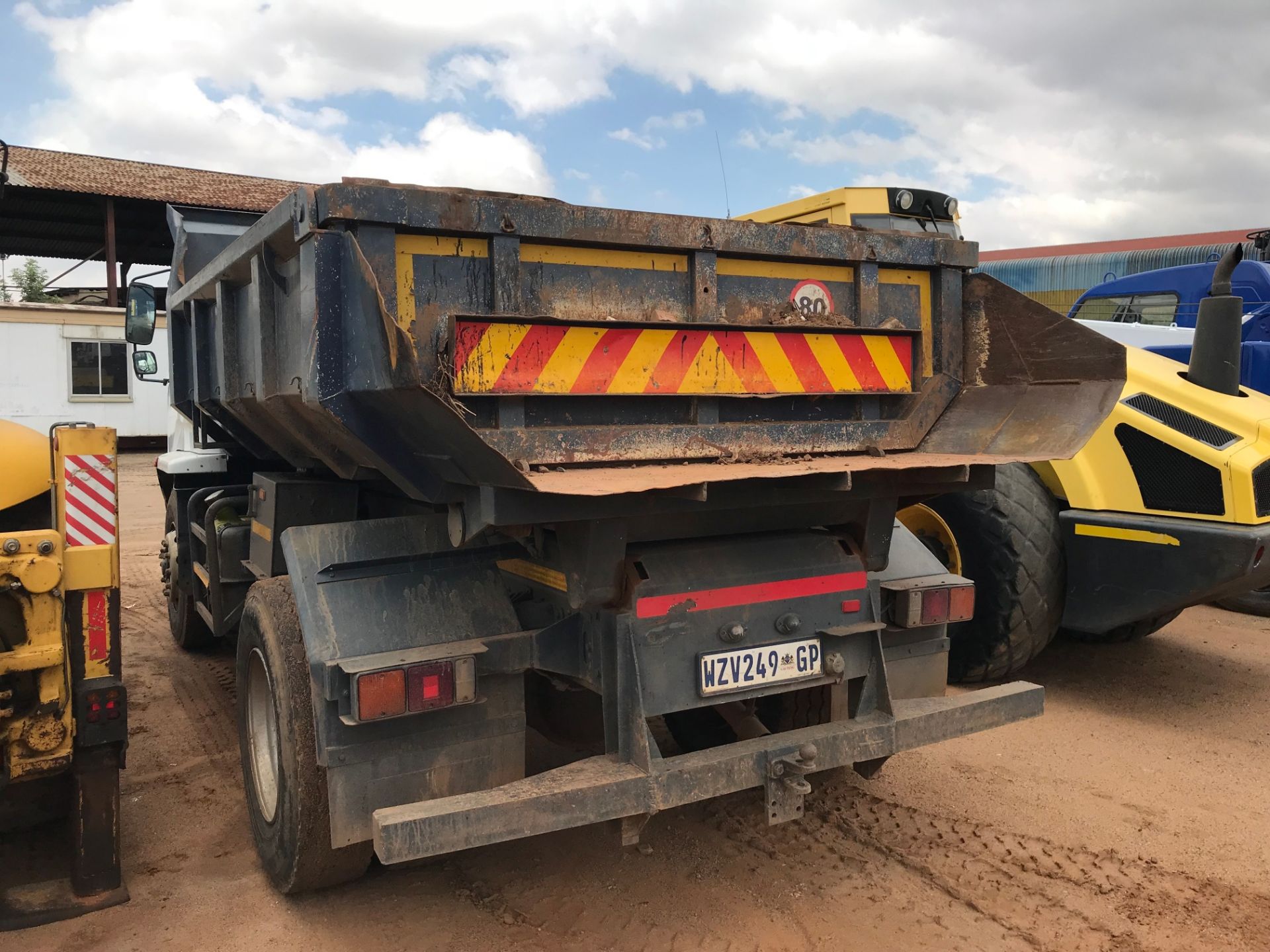 2008 MITSUBISHI FUSO FM15-253 6 CUBE TIPPER - (WZV249GP) - Image 3 of 3