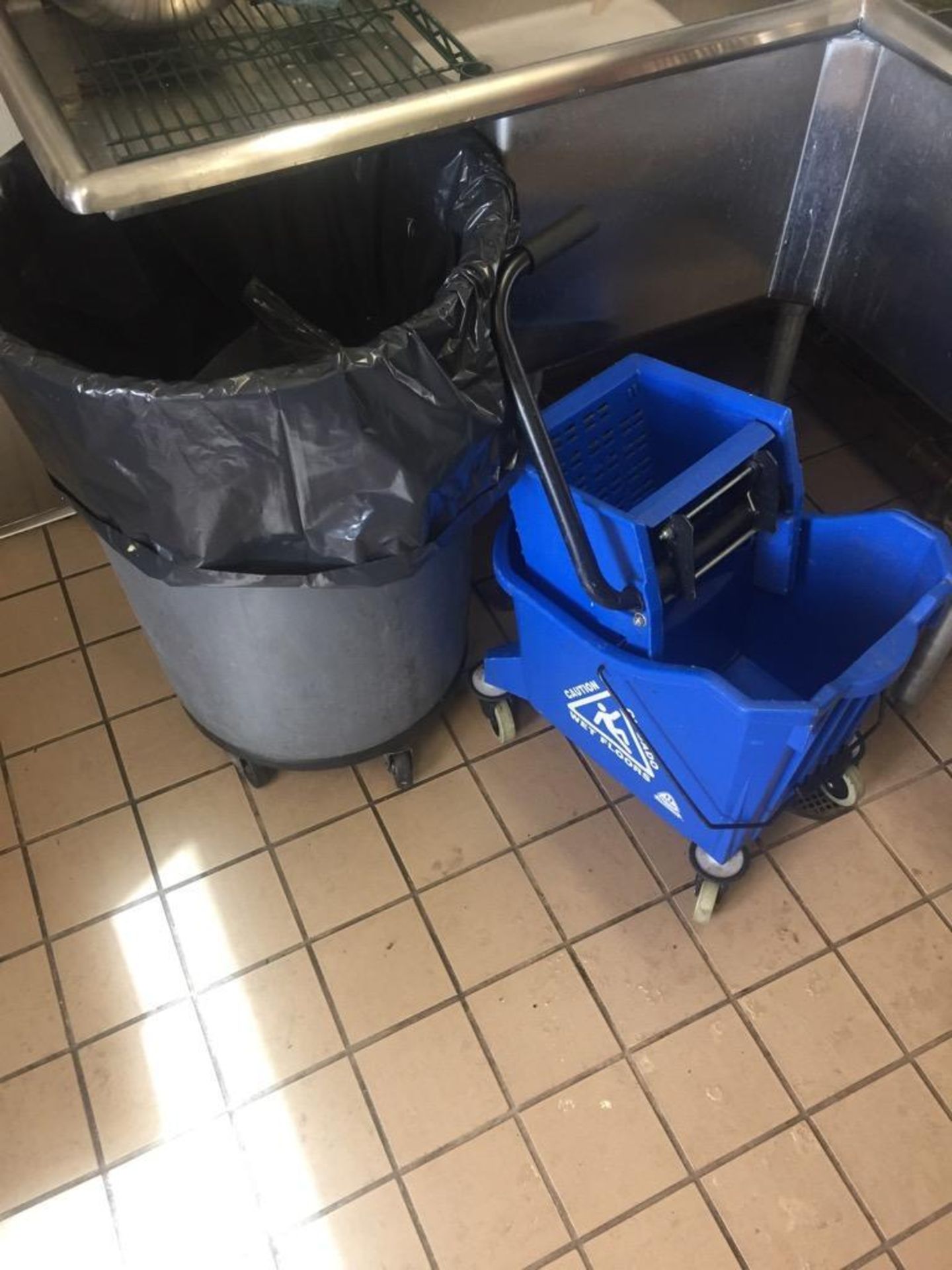 LOT OF COMMERCIAL TRASH CAN AND CLEANING SUPPLIES