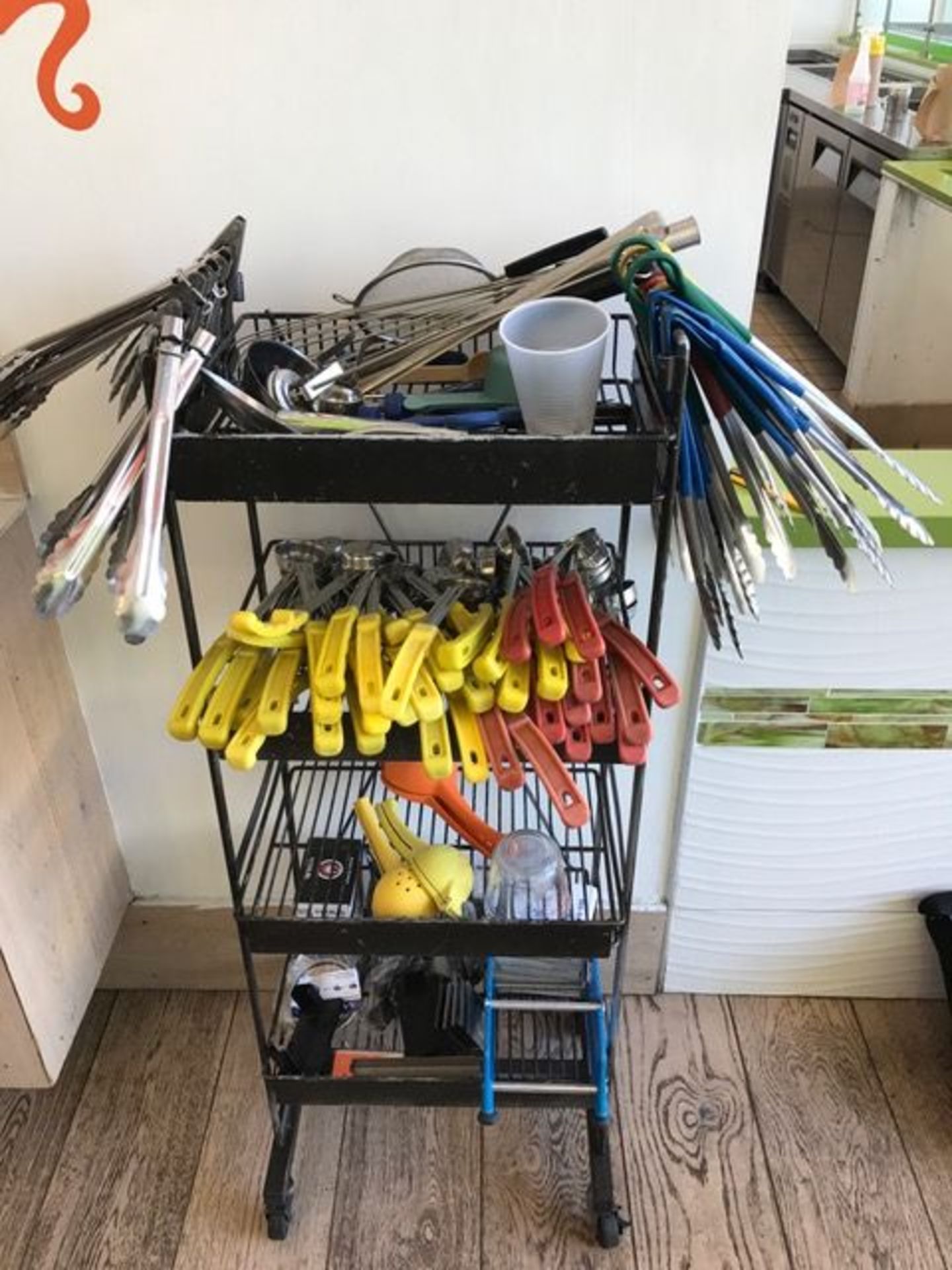 LOT OF COOKING UTENSILS