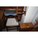 A SELECTION OF ASSORTED FURNITURE TO INCLUDE A SMALL DROP LEAF TABLE, AN OAK CARVER, ETC (4)