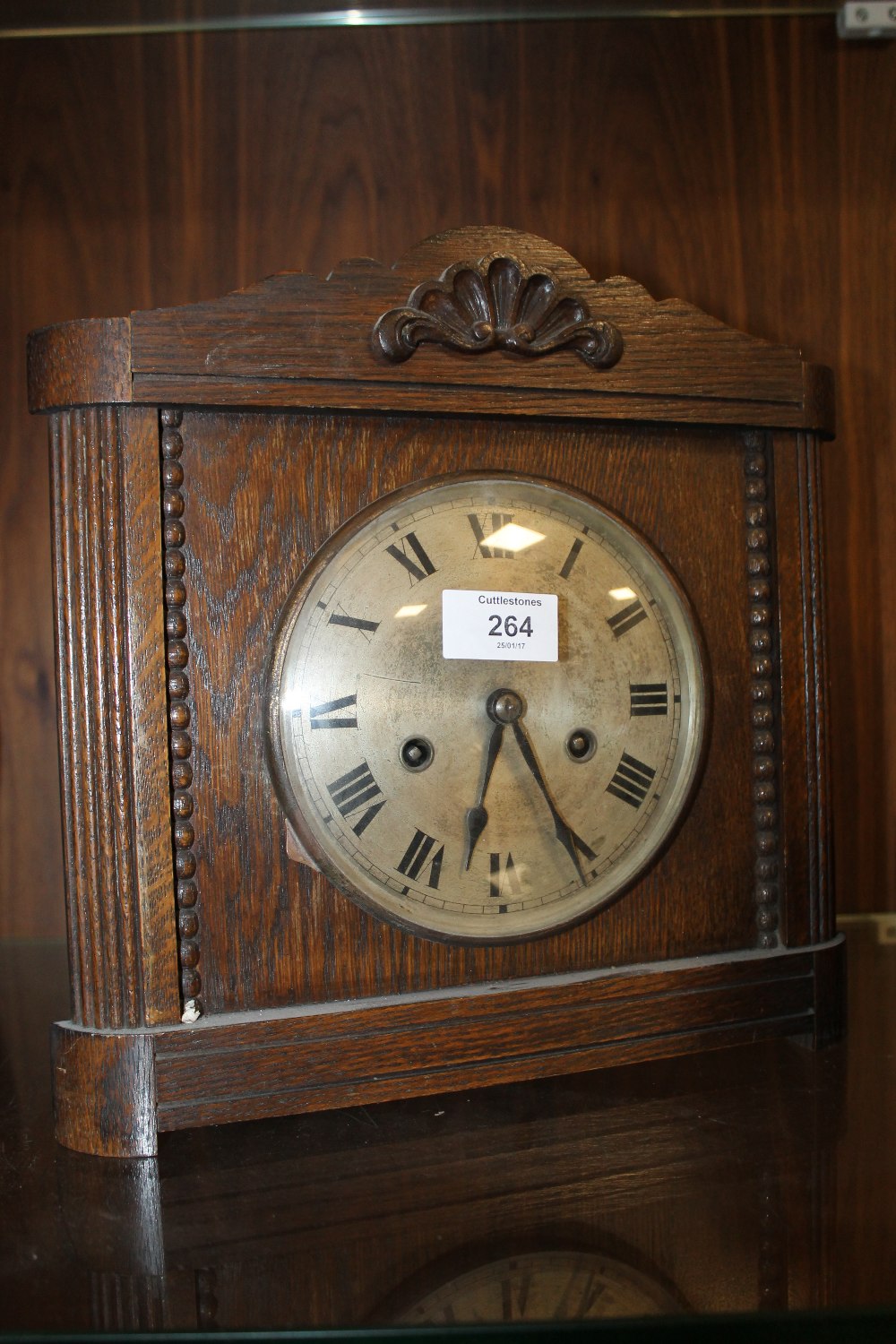 A VINTAGE OAK MANTLE CLOCK