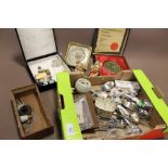 A TRAY OF COLLECTABLES TO INCLUDE COINS, PENDELFIN RABBITS, SILVER PLATED FLATWARE ETC