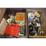 A LARGE BOX OF COLLECTABLES TO INCLUDE COINS, CIGARETTE CARDS, WATCHES ETC