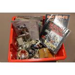 A BOX OF COLLECTABLES TO INCLUDE 7" SINGLES, GOLLY BAND FIGURES ETC