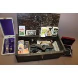 A BOX OF COLLECTABLES TO INCLUDE CIGARETTE CARDS, COINS, VINTAGE PENS ETC