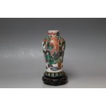 A CHINESE FAMILLE VERTE VASE, decorated with various figures, H 15.75 cm inc stand