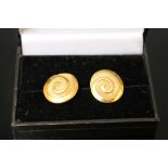 A PAIR OF SWIRL DESIGN EARRINGS, stamped K18, butterfly fastening, approx combined weight 8.8g