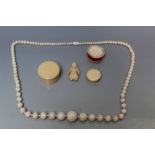 AN EARLY 20TH CENTURY SINGLE STRAND GRADUATED IVORY BEAD NECKLACE, overall L 82 cm, largest bead ap