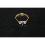 AN 18CT GOLD THREE STONE SAPPHIRE & DIAMOND RING