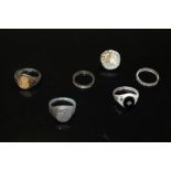 A SELECTION OF RINGS TO INCLUDE SILVER EXAMPLES A/F