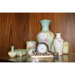 A SELECTION OF CERAMICS TO INCLUDE ROYAL CROWN DERBY VASE, WEDGWOOD CLOCK + CALAMITY WARE