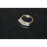 AN 18CT GOLD FIVE STONE ILLUSION SET DIAMOND RING