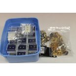 A TUB OF EARRINGS TO INCLUDE SILVER STUD EARRINGS, CUFFLINKS ETC