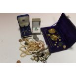 A QUANTITY OF COSTUME JEWELLERY ETC TO INCLUDE A SMALL CASED SET OF SCALES AND WEIGHTS