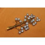 A HALLMARKED 9CT GOLD AND GREY PEARL TREE BROOCH