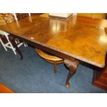 A 1920S WALNUT DINING TABLE WITH ONE LEAF