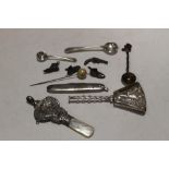 A BAG OF HALLMARKED SILVER AND COLLECTABLES TO INCLUDE A PEN KNIFE, ANTIQUE BABY RATTLE, TEA