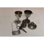 A SELECTION OF HALLMARKED SILVER AND WHITE METAL ITEMS TO INCLUDE SILVER DECANTER LABEL, EGG CUP AND
