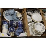 TWO TRAYS OF WEDGEWOOD CERAMICS AND CHINA TO INCLUDE BLUE AND GOLD FLORENTINE ITEMS, JASPERWARE ETC