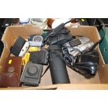 A TRAY OF VINTAGE AND MODERN CAMERAS, CAMCORDERS AND ACCESSORIES TO INCLUDE MINOLTA, DVD CAM ETC